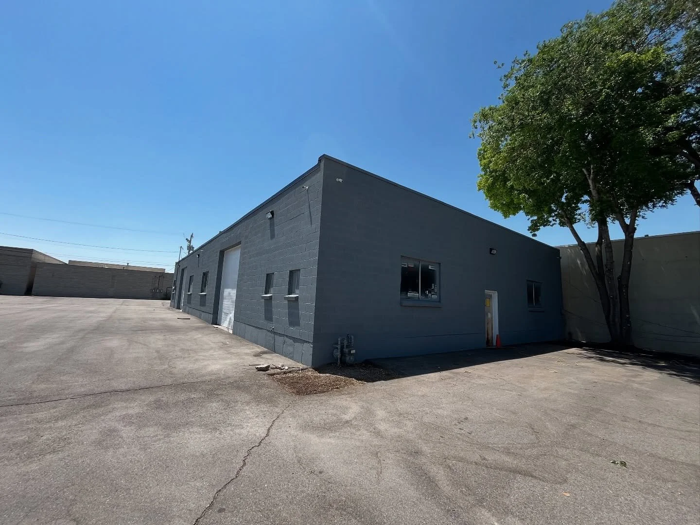 Warehouse interior and exterior painting job. 🏭🧱
We can help you to make a big difference in your work place. Contact us for a free estimate