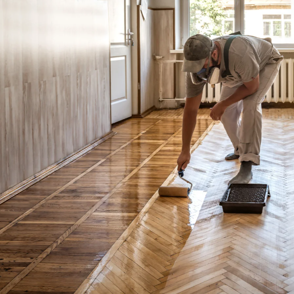 Lackieren eines Holzparketts. Parkettpflege, Parkettreinigung, Gebäudeservice Atzinger, Teppichpflege