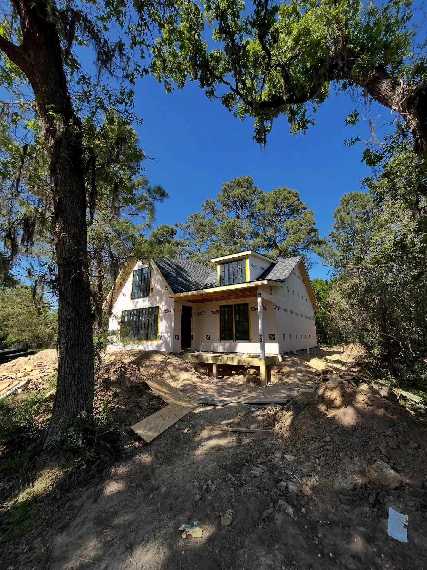 Happy Friday! Here is a look at The Cottage. A great getaway as bride and groom, with stunning vaulted ceilings, a charming fireplace, and gorgeous windows. Then, gather with friends and family for a lovely brunch in the banquet hall :)