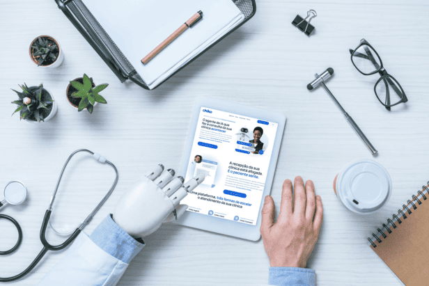 Tablet com plataforma de agente de IA para clínica ao lado de braço robótico e equipamentos médicos