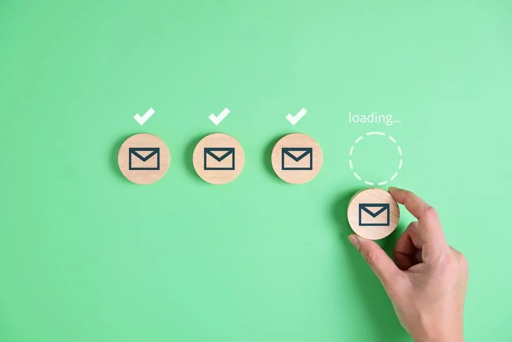 Ícones de mensagem em sequência, com três etapas concluídas e uma em andamento, ilustrando o fluxo do agendamento automático