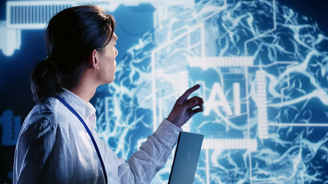 Profissional de saúde de jaleco aponta para um painel com rede neural de inteligência artificial