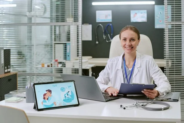 Atendente de clínica médica contente com novo chatbot para clínicas
