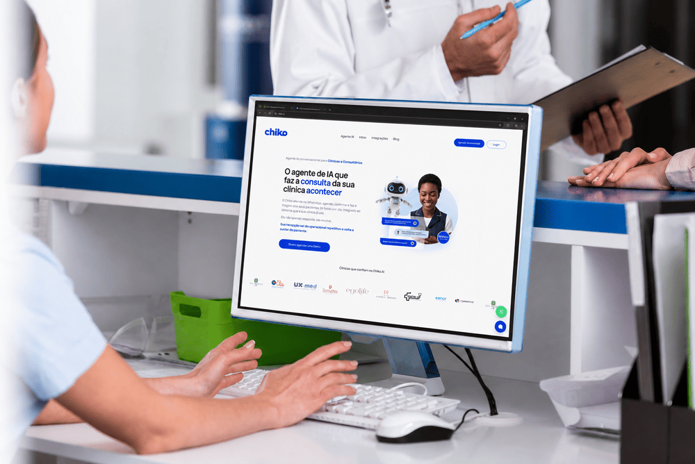 Recepcionista de clínica no computador com a página do Chiko, agente de IA para clínicas, aberta na tela