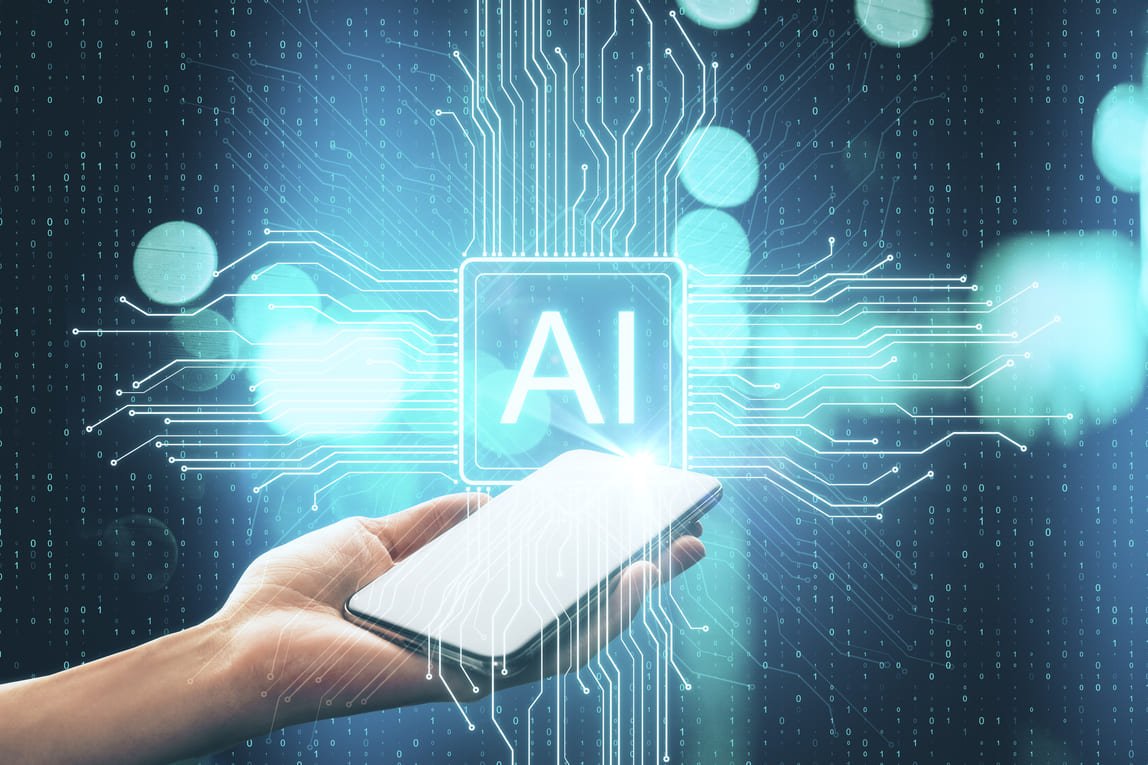Mão segurando smartphone com chip de inteligência artificial projetado sobre circuitos