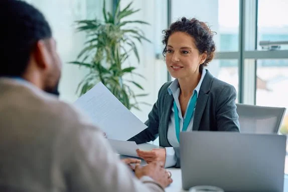 Gestora de clínica em reunião com colaboradora para tratar do turnover na clínica e da rotatividade da equipe