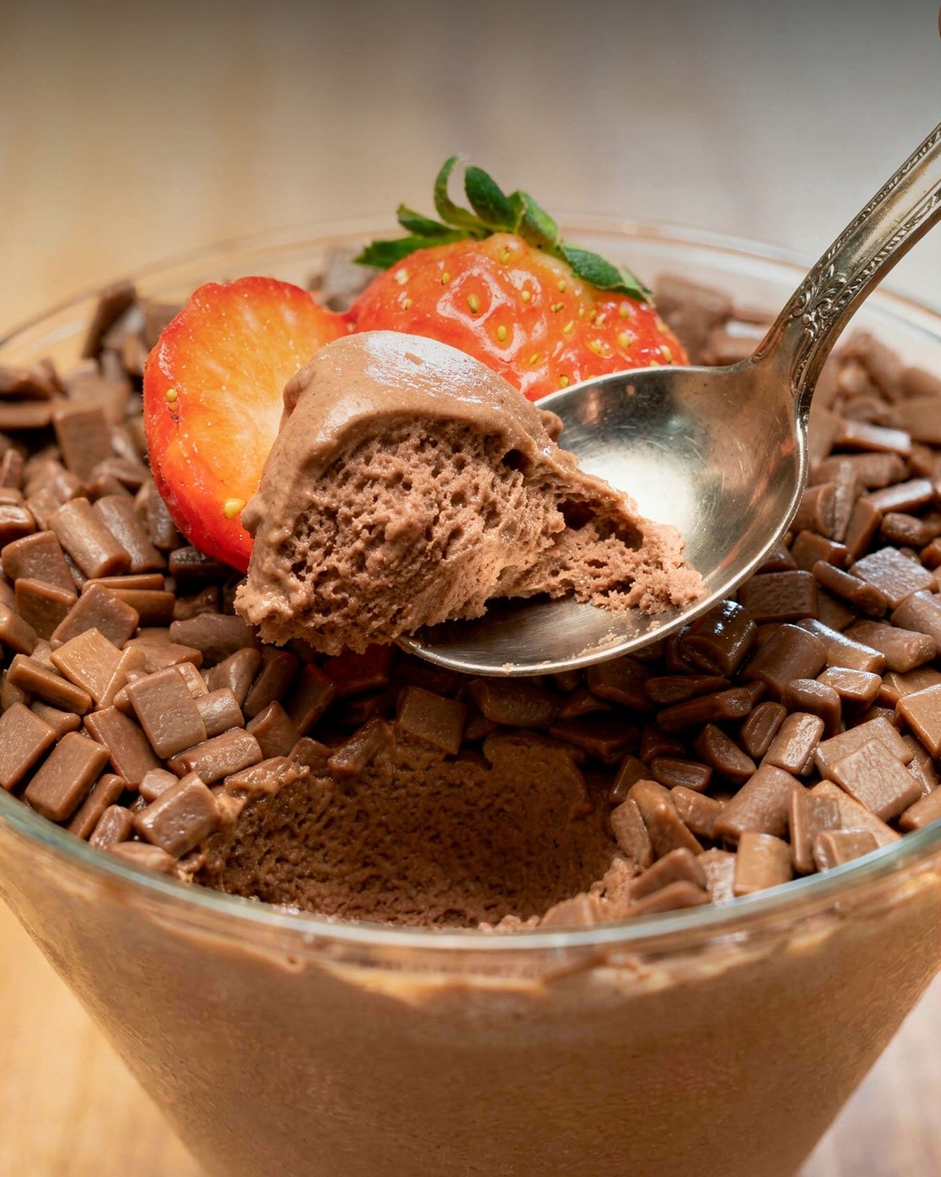 Tem dias que pedem uma sobremesa sensacional e nada supera a cremosidade da nossa Mousse de Chocolate. Feita com o equil&iacute;brio perfeito entre a intensidade do cacau e a leveza que s&oacute; uma sobremesa artesanal tem. 🍫
Uma colherada e voc&ec