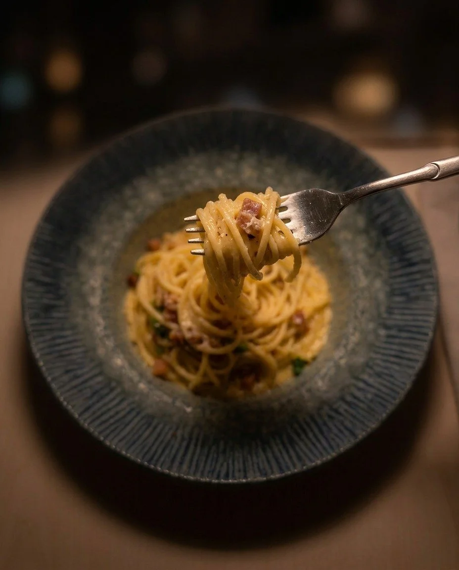 O aut&ecirc;ntico sabor italiano no cora&ccedil;&atilde;o dos Jardins. Nosso Spaghetti &agrave; Carbonara traz o equil&iacute;brio perfeito entre a massa al dente e um molho de cremosidade profunda. Sente-se &agrave; nossa mesa e desfrute.