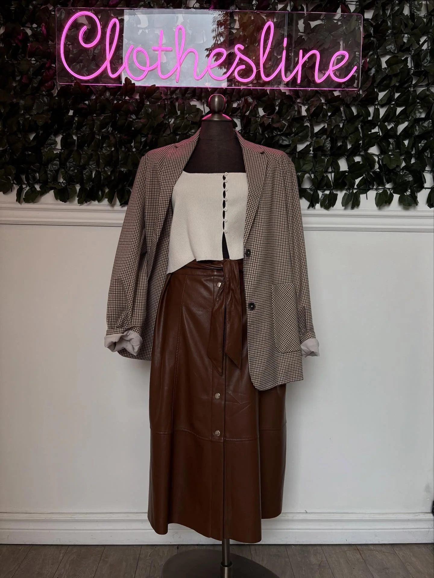 Trending Brown and Plaid 🤎

 
Oak + Fort Blazer size medium 
Oak + Fort long sleeve top size medium 
Nicole Miller faux leather skirt size medium