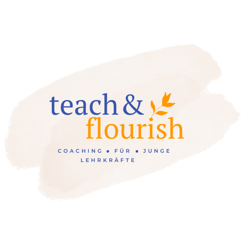 Logo mit Text "teach & flourish", darunter "Coaching für junge Lehrkräfte" auf pastellfarbenem Hintergrund mit kleinen Blättern