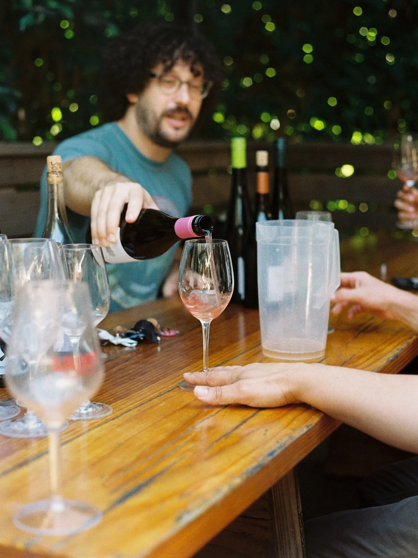 Picking out the perfect wines with @merchants_of_thirst 🍷

Not only is La Fe a cocktail bar, but we&rsquo;re a great spot to grab a glass or bottle of natural wine as well! Come grab a glass or two today 💋