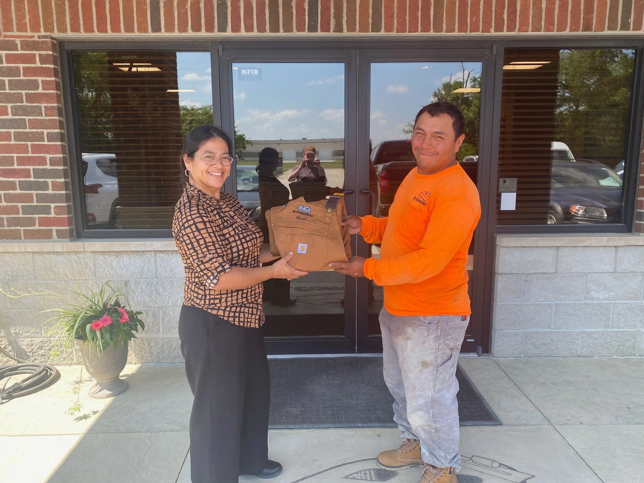 Raul has earned this reward with hard work and dedication, Great job! Thank you for for all you do here at www.bconcreteinc.com 

Raul se ha ganado esta recompensa con trabajo duro y dedicaci&oacute;n. &iexcl;Excelente trabajo! Gracias por todo lo qu