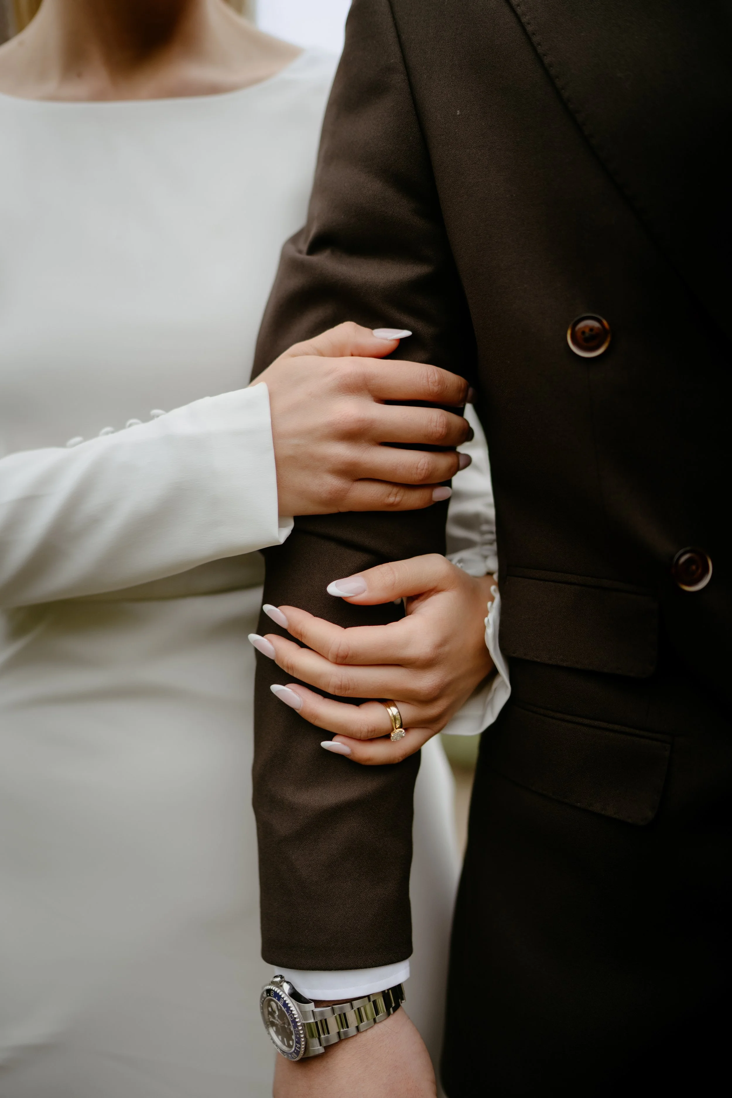 Detailaufnahme der Eheringe und Hände des Brautpaares – Editorial Hochzeitsfotografie Schloss Horst