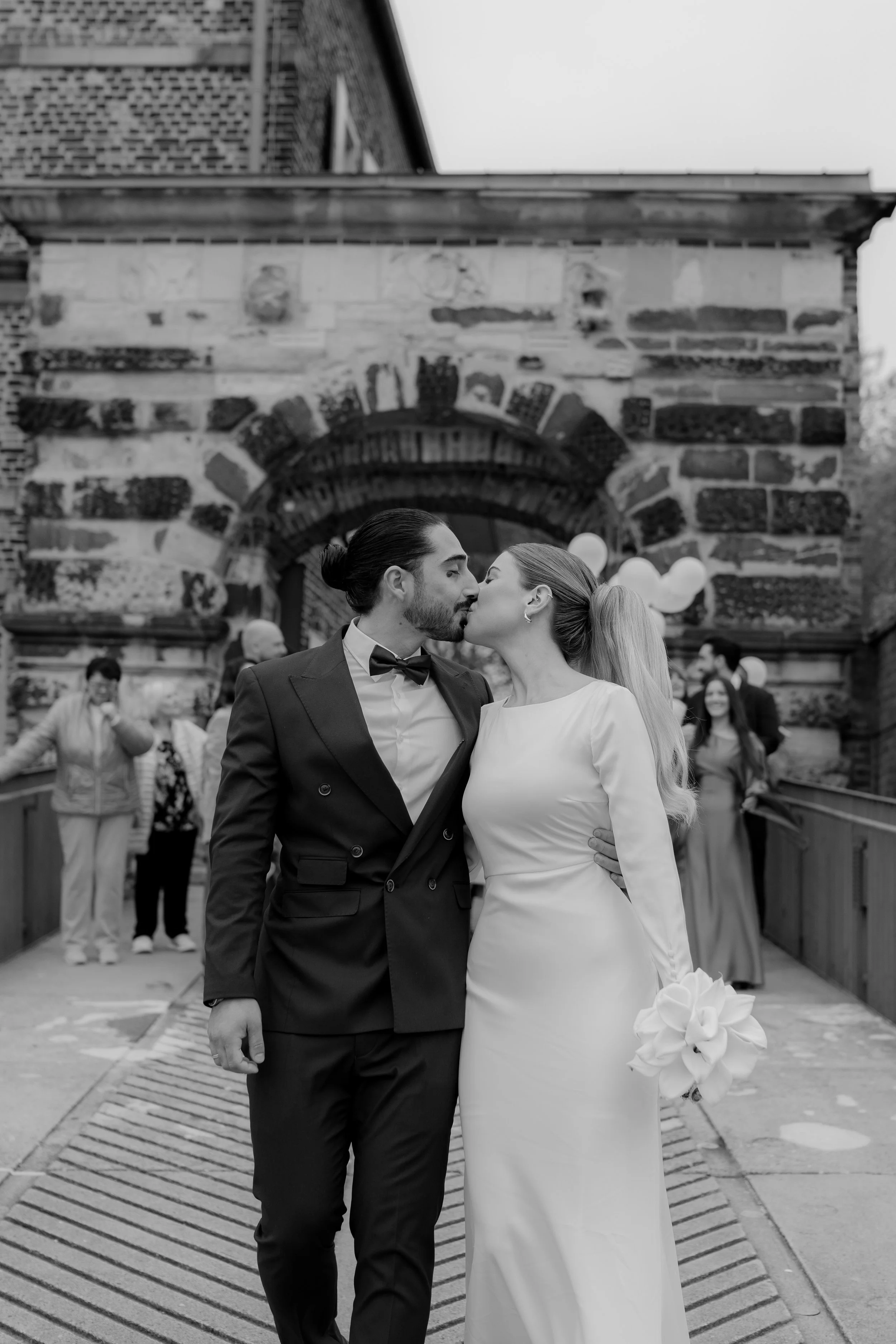 küssendes Brautpaar am Schloss Horst in Gelsenkirchen