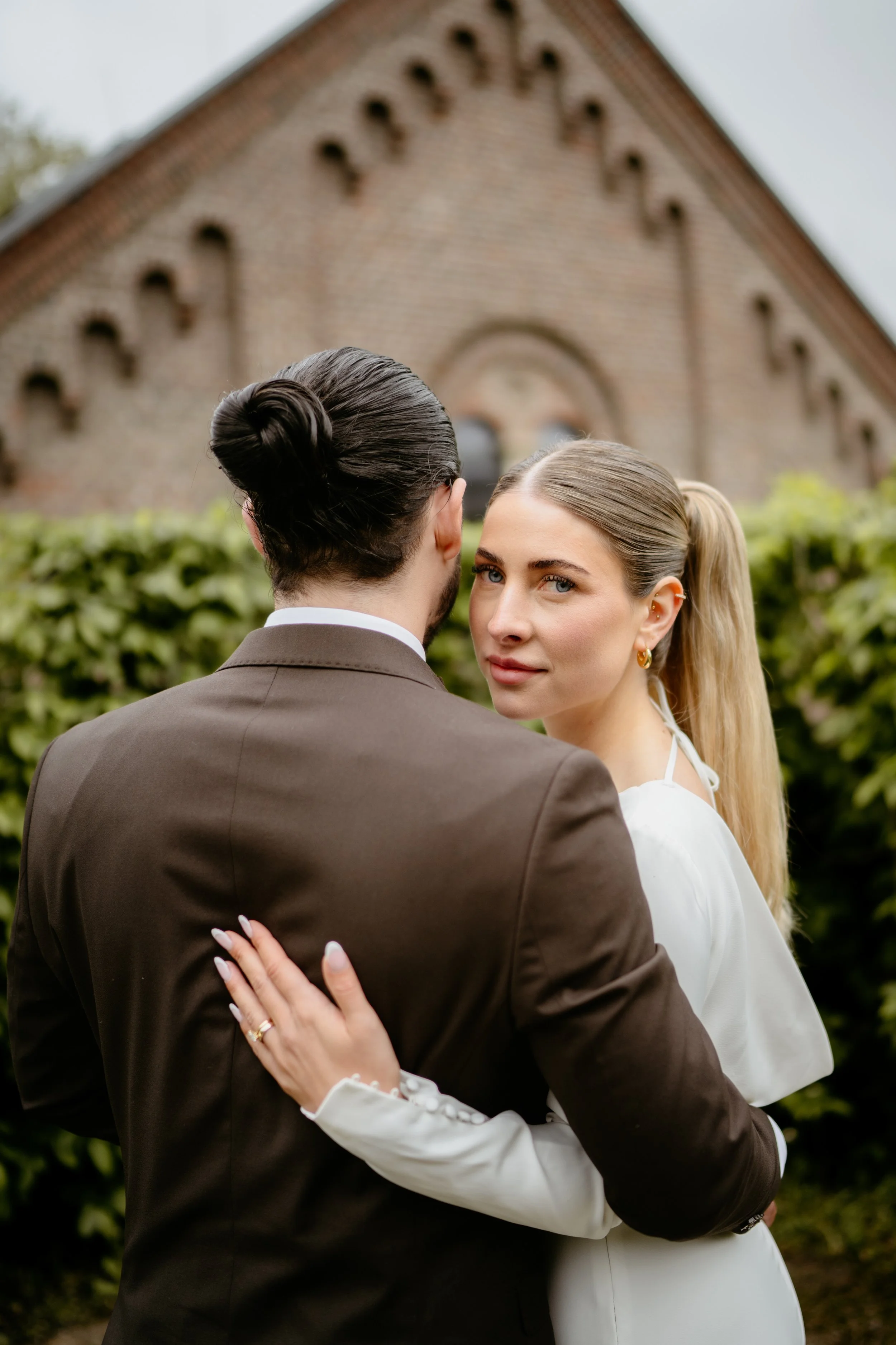 Brautpaar-Porträt im Innenhof von Schloss Horst – natürliche, emotionale Lifestyle-Fotografie