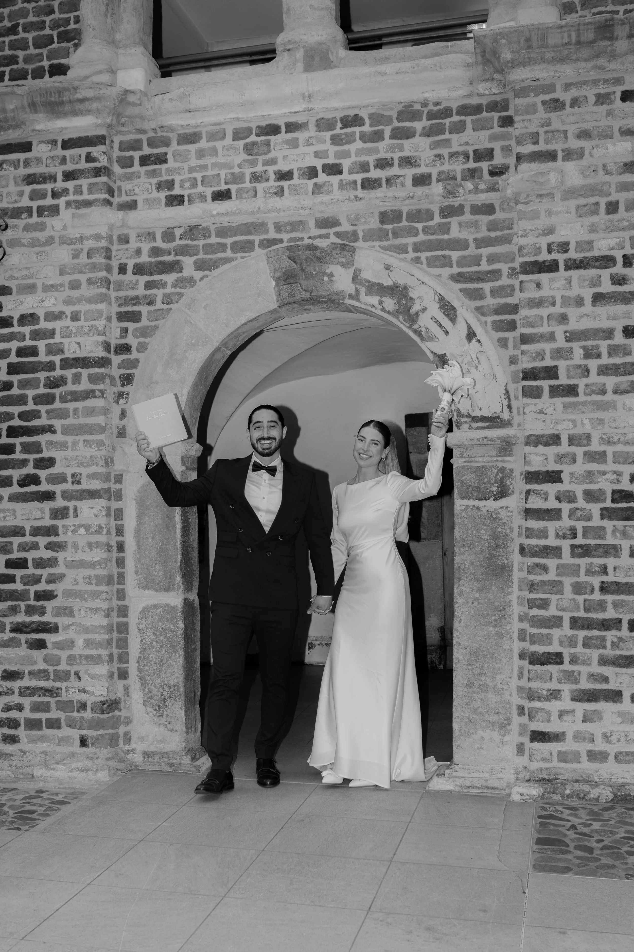 Brautpaar beim Ja-Wort im historischen Gewölbe von Schloss Horst, Gelsenkirchen – emotionale Hochzeitsfotografie, editorial Stil