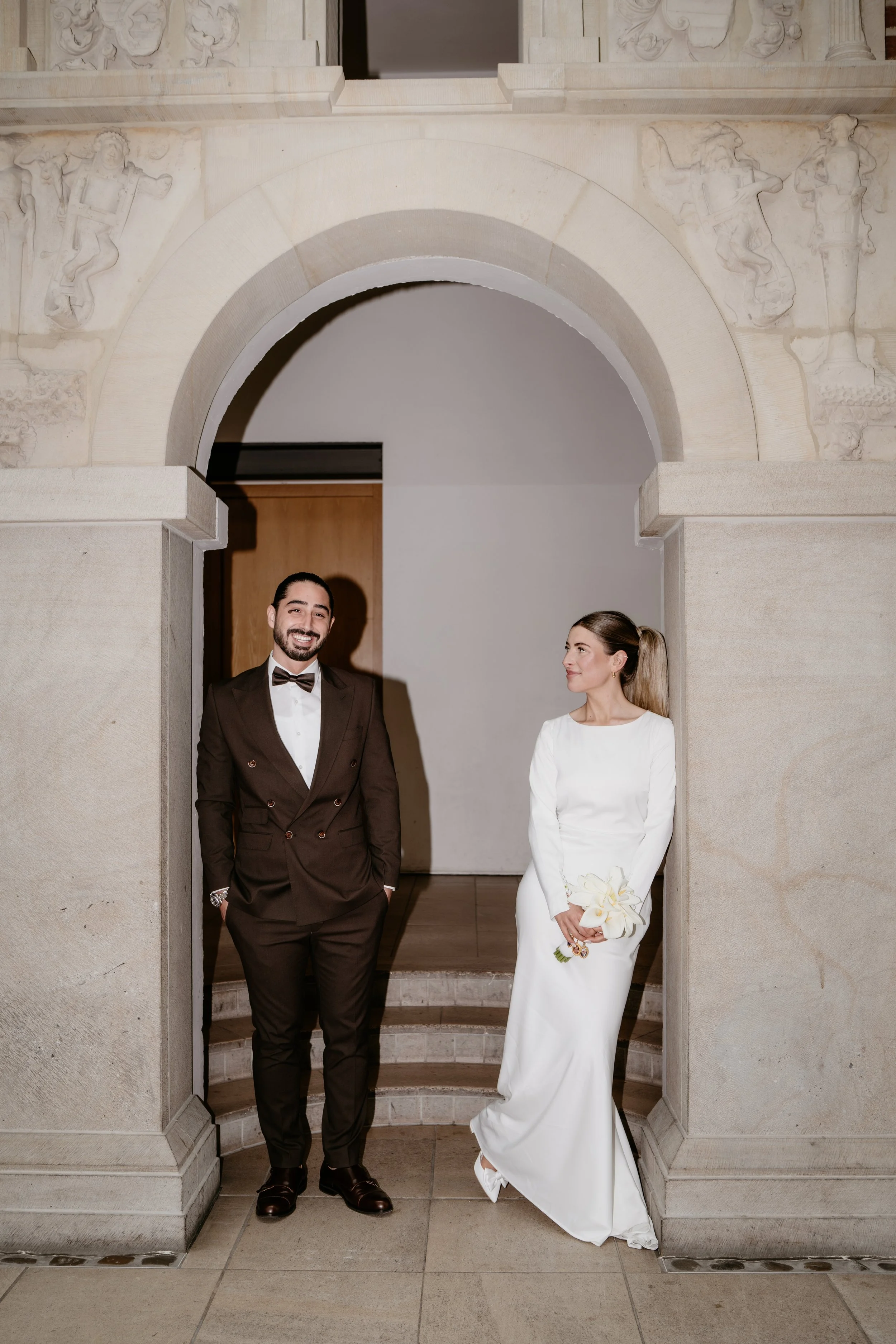 Brautpaar unter den Bögen des Gewölbes im Schloss Horst