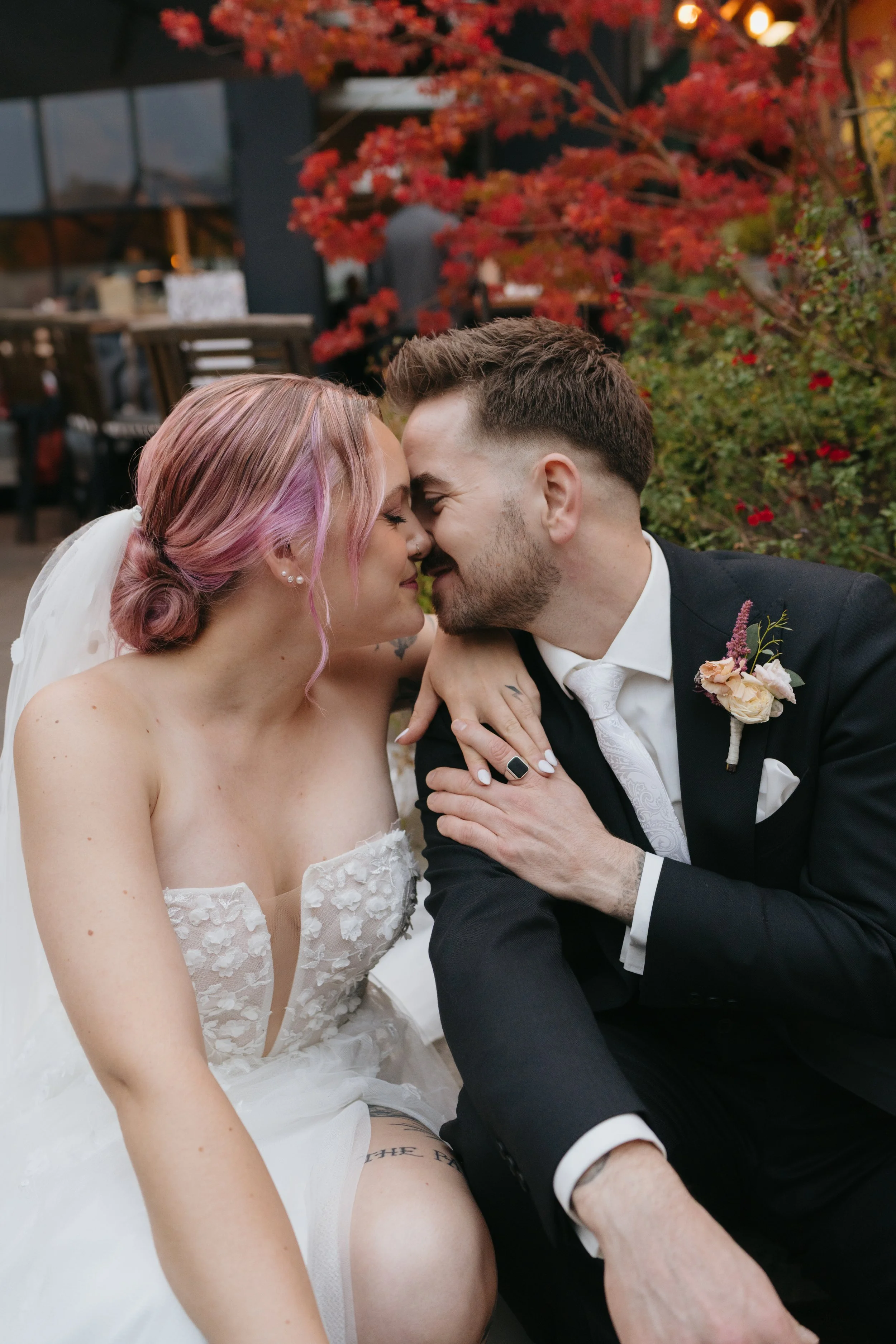 Meine Mission ist es, die echte Schönheit eures Hochzeitstages festzuhalten – jeden Blick, jede Träne, jeden Funken Freude. Ich halte Momente fest, die euch die Liebe und Emotionen immer wieder spüren lassen.