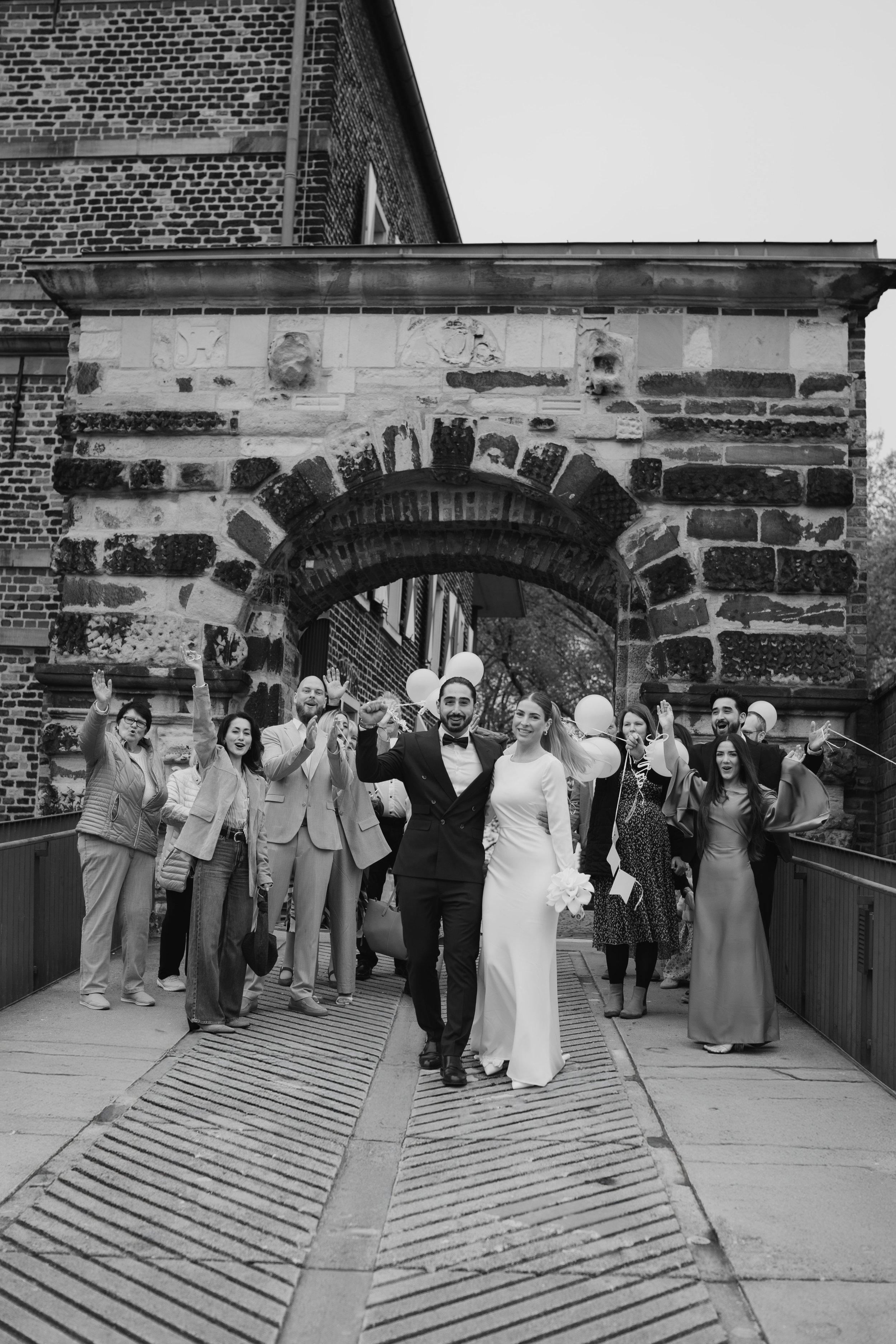 Hochzeitsgesellschaft im Gewölbe Schloss Horst – dokumentarische Hochzeitsfotografie, Editorial-Stil