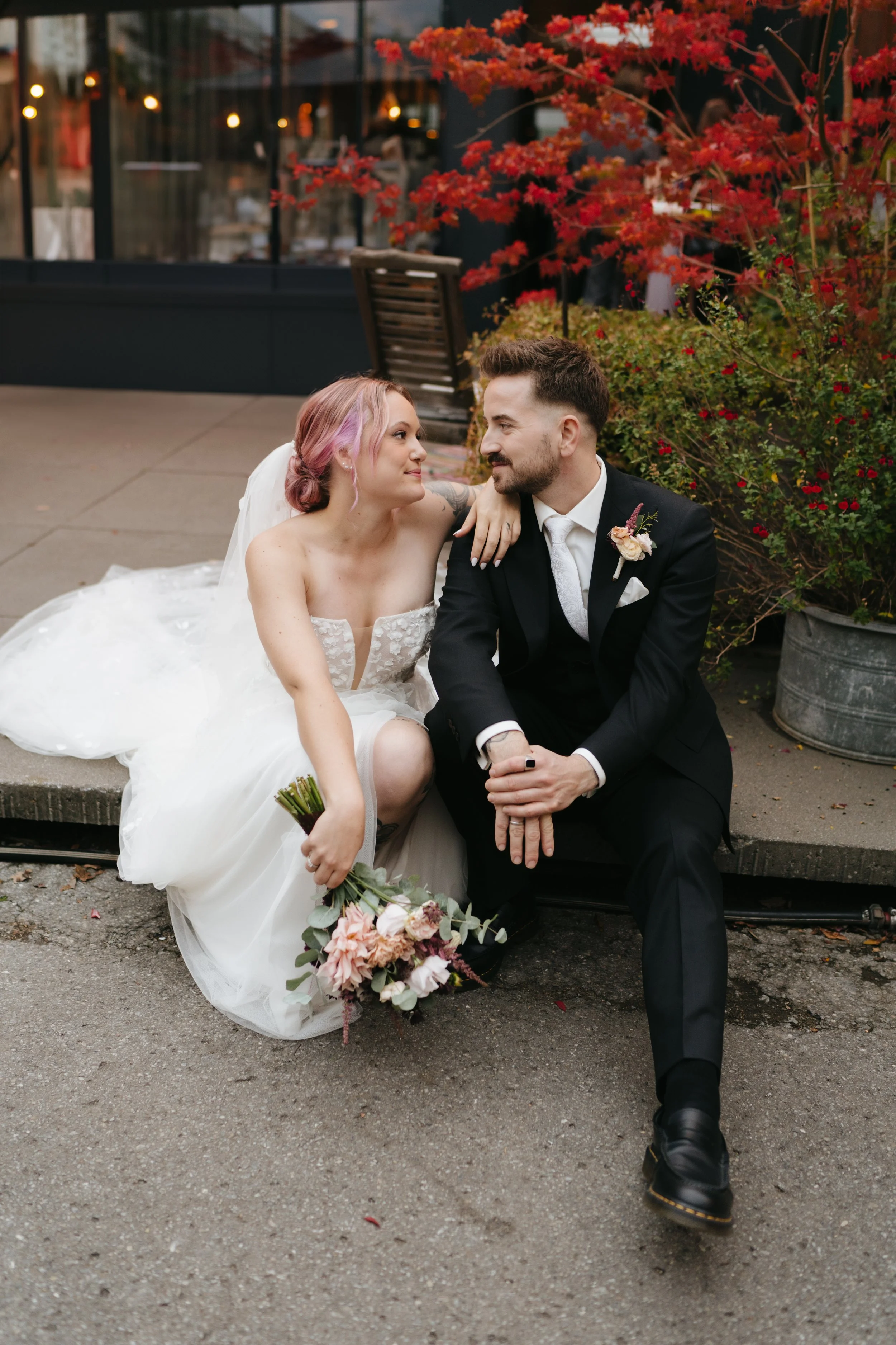 Mein Ansatz verbindet authentisches Storytelling, künstlerische Details und lebendige Emotionen zu einer visuellen Erzählung, die euren Tag genauso widerspiegelt, wie er sich angefühlt hat.