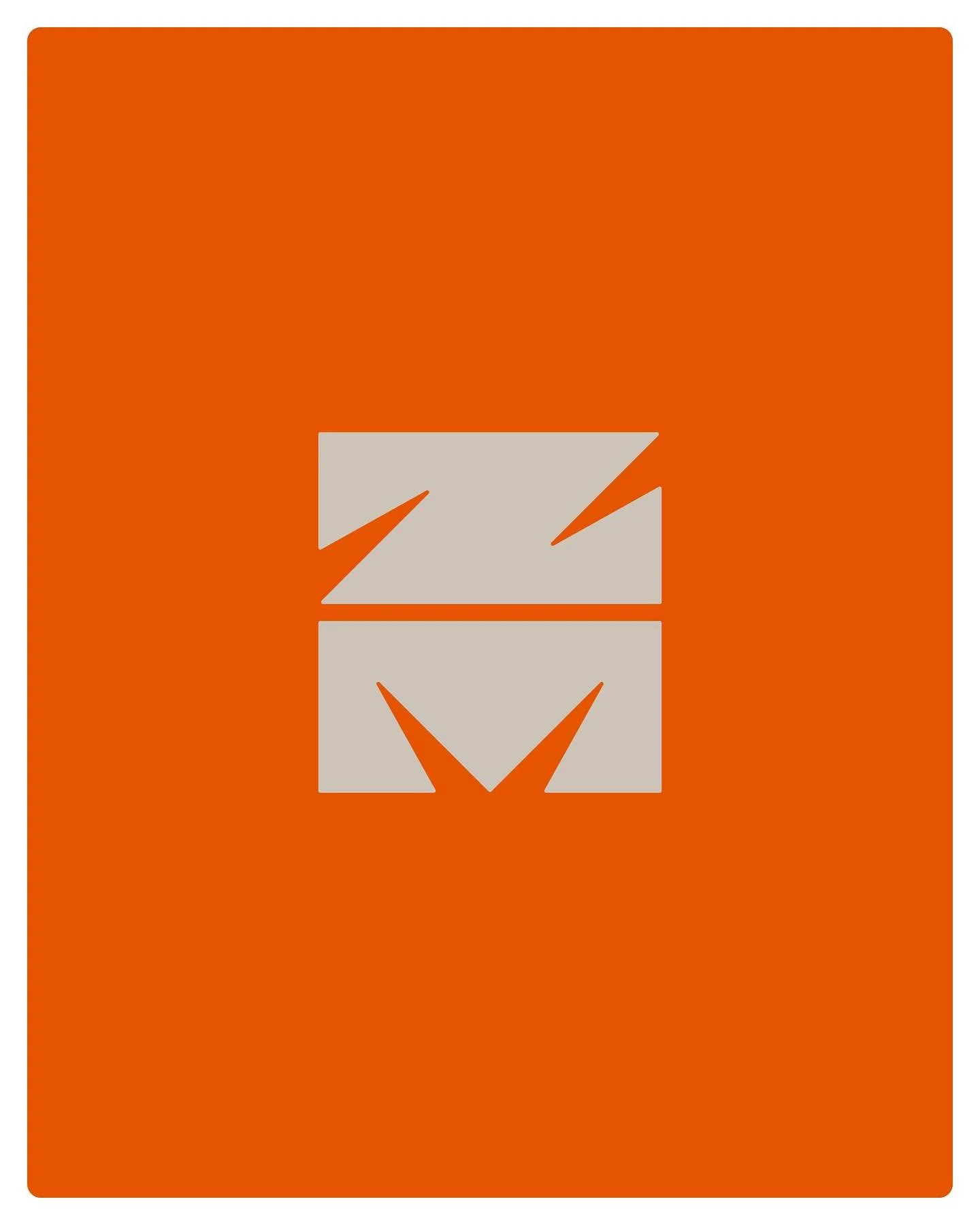 Cada detalhe da identidade da @zeromaquina nasce de um racioc&iacute;nio modular e inteligente &mdash; o mesmo que move a marca no seu dia a dia.
⠀
O novo sistema visual tem como n&uacute;cleo um s&iacute;mbolo que, ao mesmo tempo, representa as inic