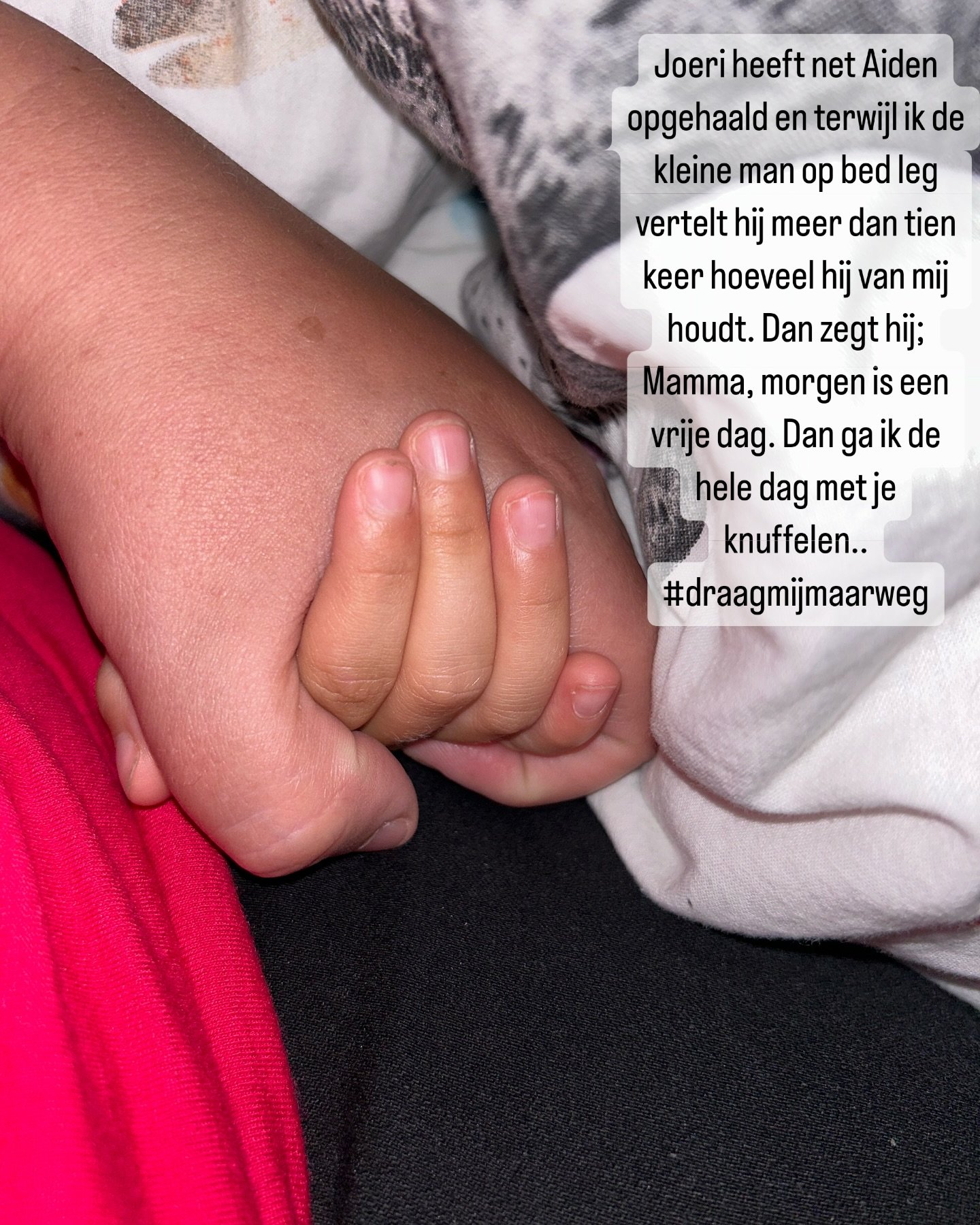 En terwijl we handen vasthouden en hij in slaap valt krijg ik tranen in mijn ogen want nog niet zo heel lang geleden zat ik ook zo naast het bed van zijn broers en vertelden ze mij hetzelfde. Ik knipperde met mijn ogen en nu zijn het 3 geweldige mooi