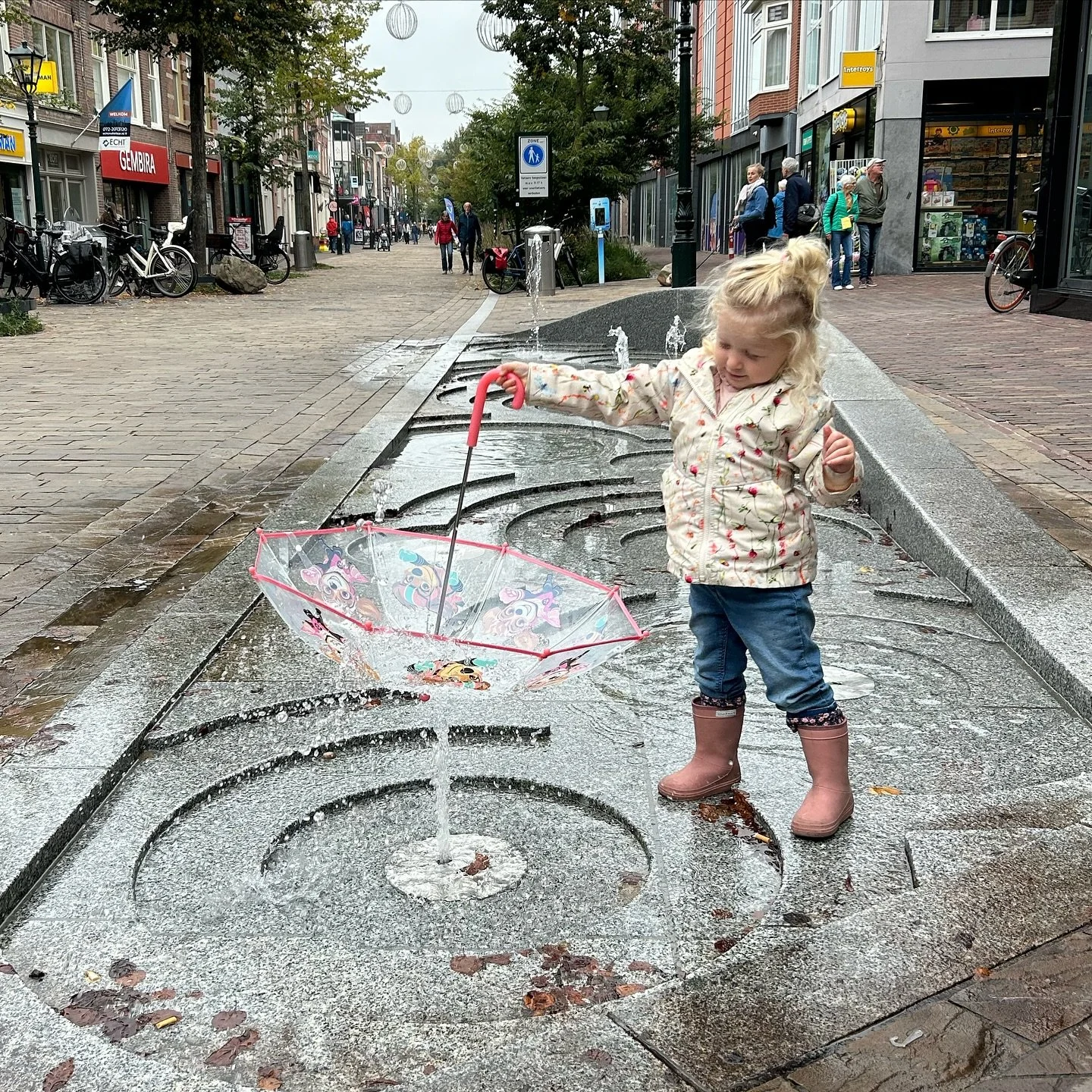 Terwijl ik Elody aan het voeden ben in het centrum van Alkmaar, speelt Caitlynn lekker met het water ❤️ #alkmaar #grootgezin #borstvoeding