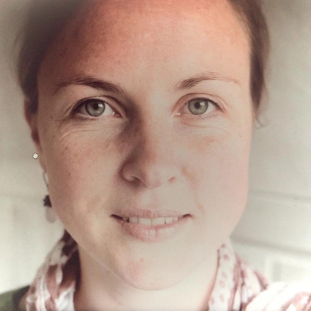 Nahaufnahme einer lächelnden Frau mit  braunen Haaren und grünen Augen