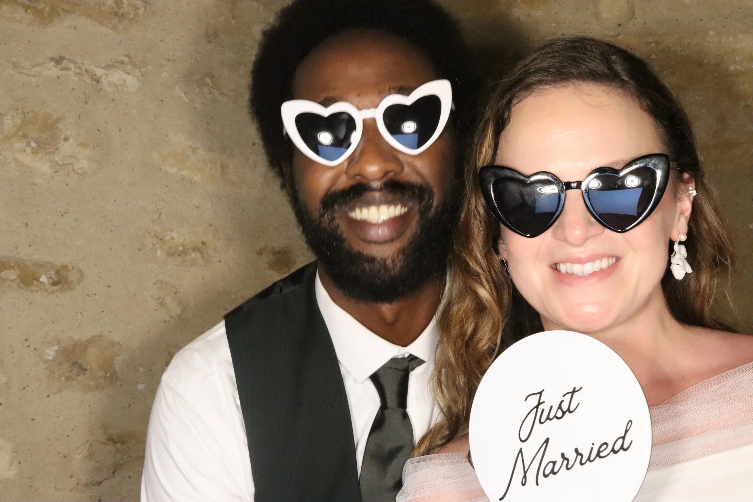 Couple de mariés prenant des photos fun et spontanées avec un photobooth de luxe