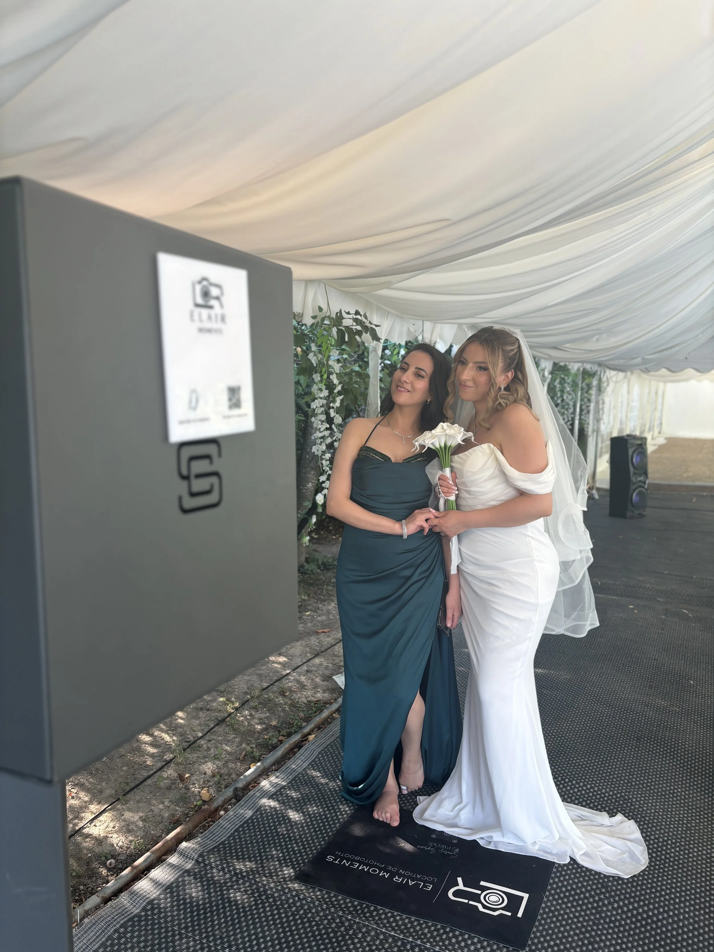 une marié devant un photobooth créant des souvenirs