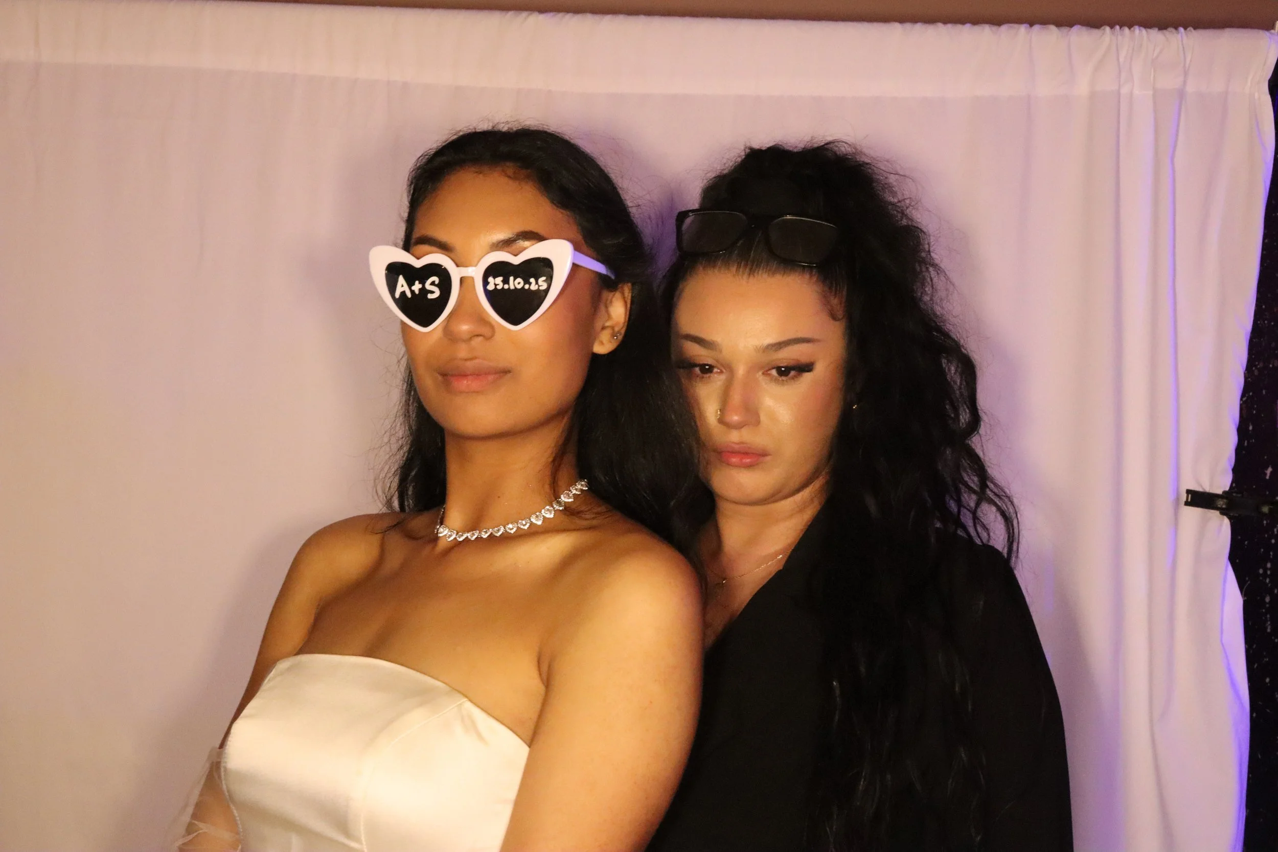 Photobooth haut de gamme capturant les instants fun des mariés