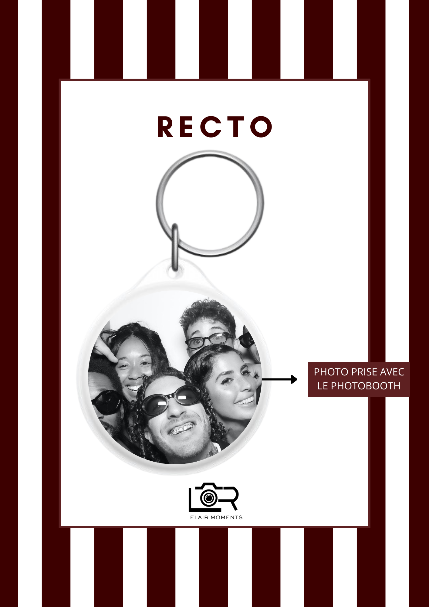 Une affiche avec une photo en noir et blanc de six personnes souriantes portant des lunettes de soleil, prise lors d'un photomaton. Texte indiquant « PHOTO PRISE AVEC LE PHOTOBOOTH » et le nom de la photographe, Elair Moments, avec un design à rayures blanches et marron.