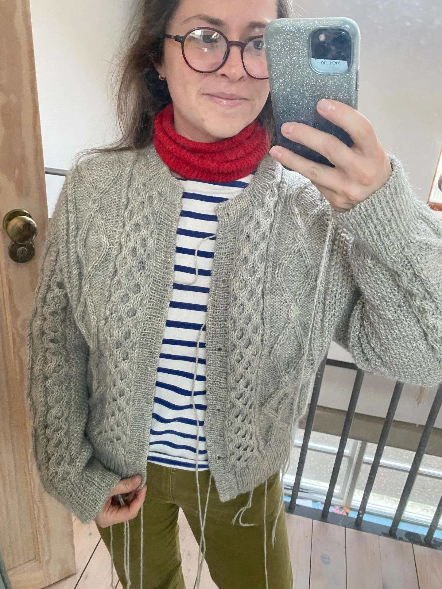 Fit check on my #dagmarjacket @petiteknit before blocking ❤️🧣 

I knitted it in my BFL/ Gotland Aran weight (undyed) and it was such a prefect match for this cabled cardigan. 

Also wearing my #sophiescarf @petiteknit in @thewoolbrokers 2ply jumper 