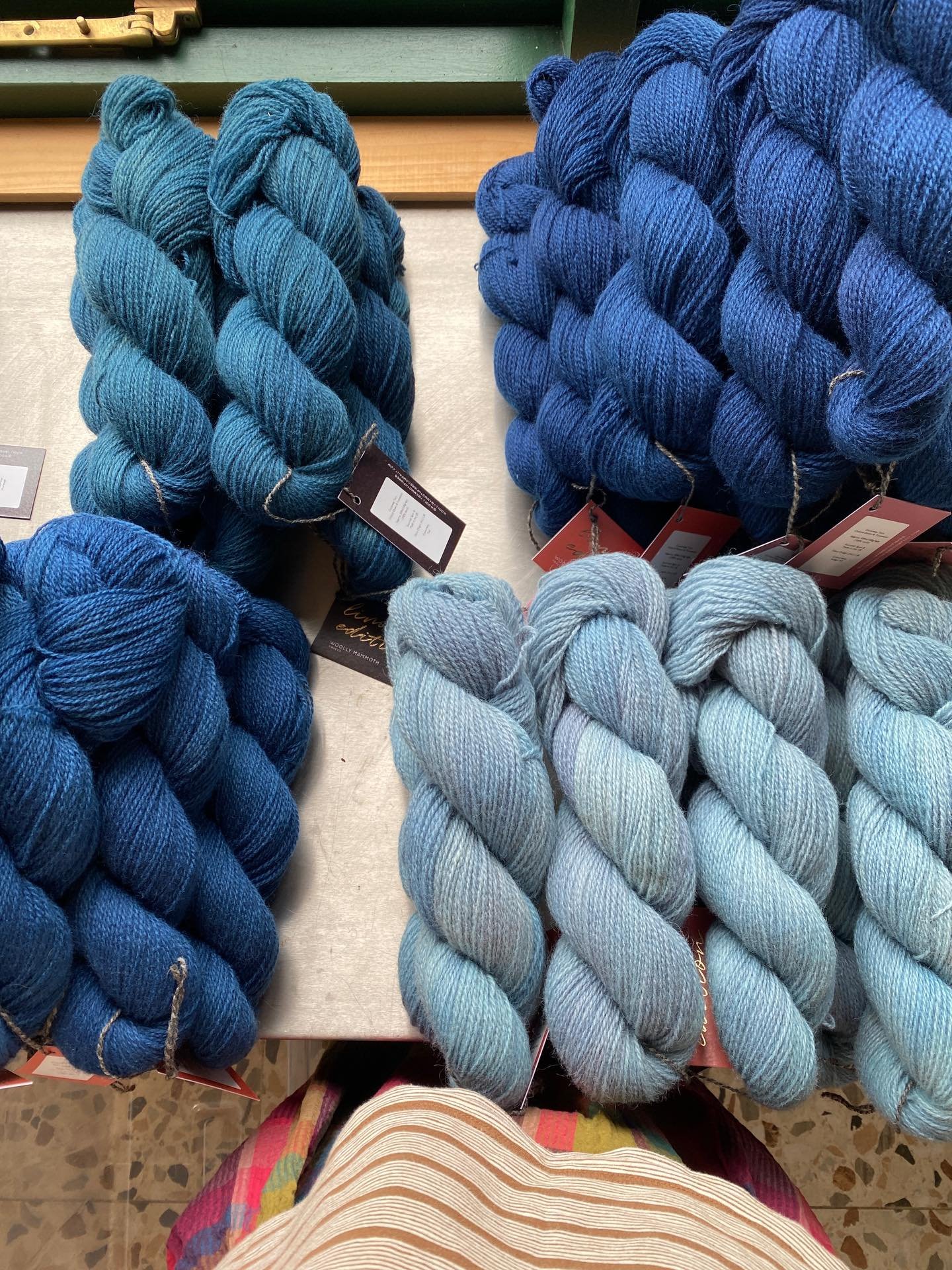 Causeway Yarn is going live tonight 8:00pm GMT+1 ✨

Here are the details-
309m/100g- woollen spun, hyper local to me yarn here in County Antrim, Northern Ireland. Blend of Oxford Down and Teeswater from one prizewinning flock. 

The lustre of the Tee