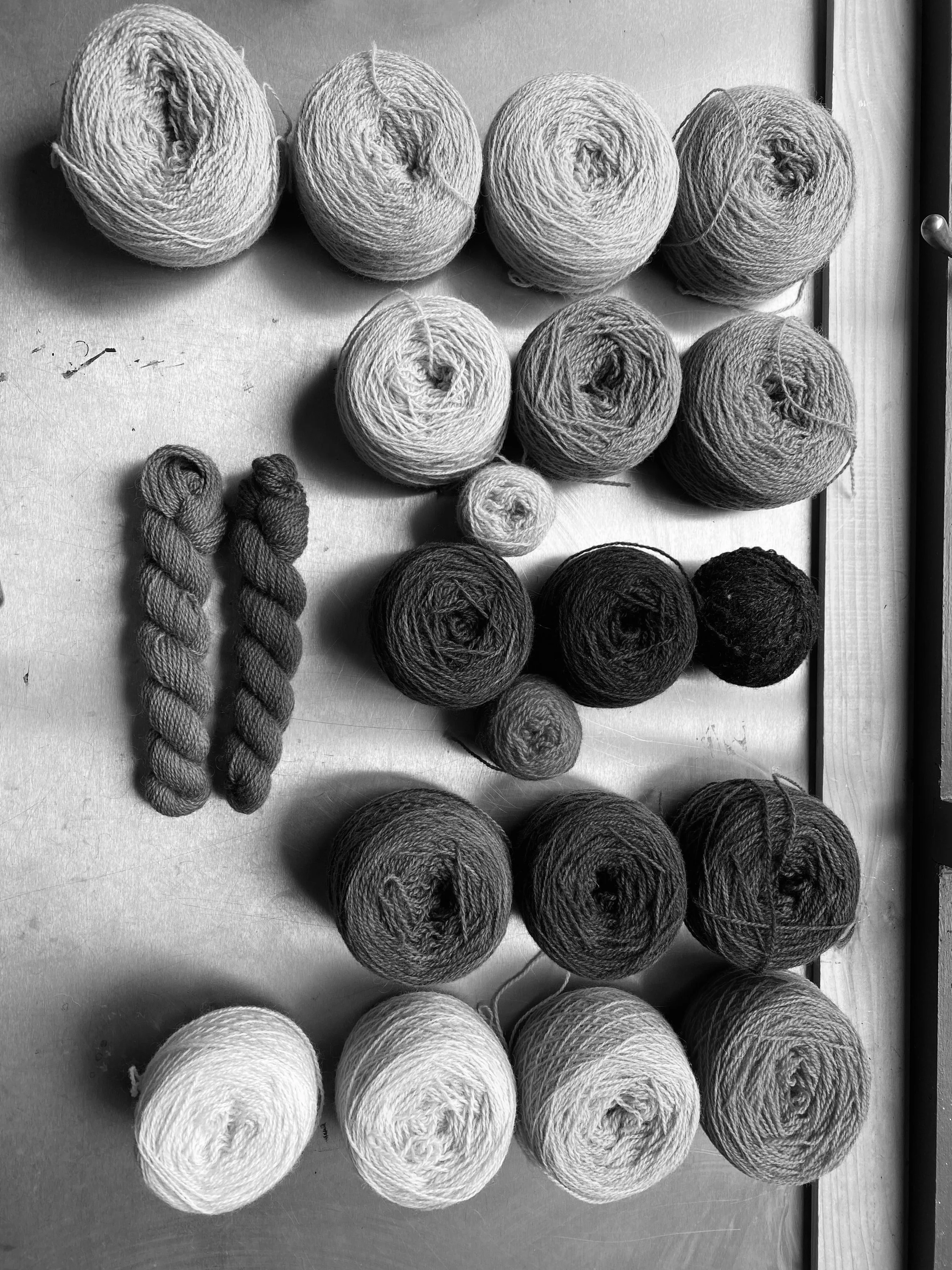Swipe to see colours ➡️➡️➡️

#fairisleswatching #colourworkknitting #naturaldyes