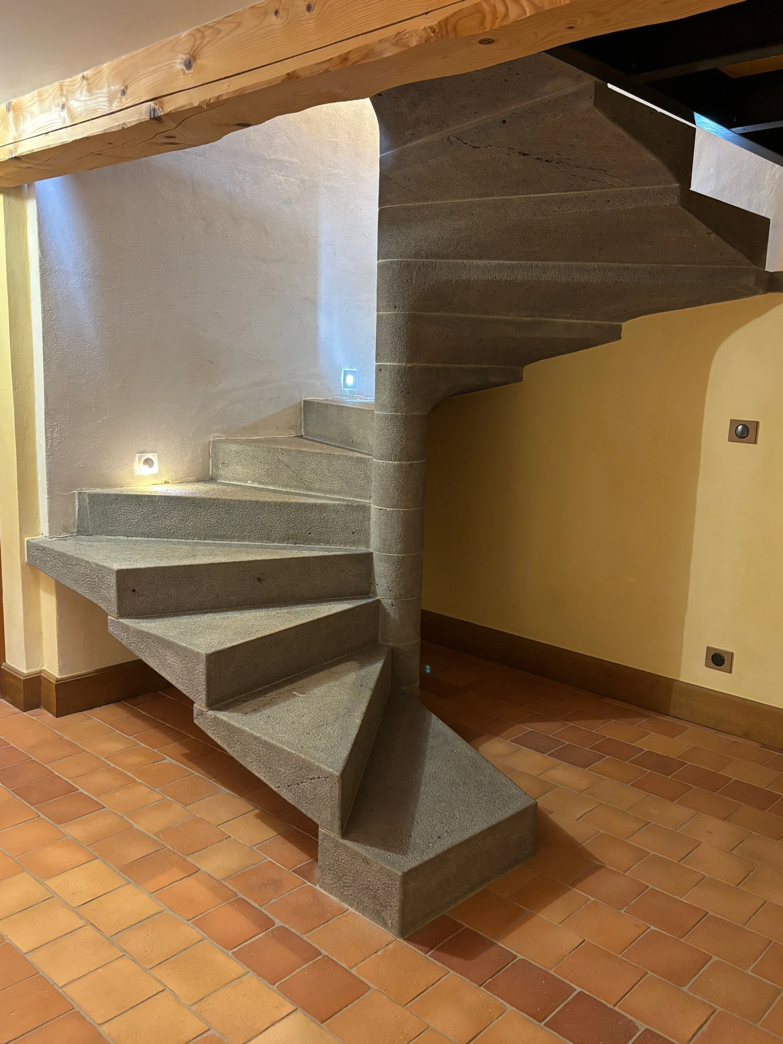 Escalier-intérieur-pierre-Bouzentes-1.jpg