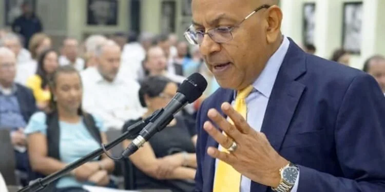 Víctor Escarramán y Río de Oro Editores presentan a salón lleno Donde arde la memoria