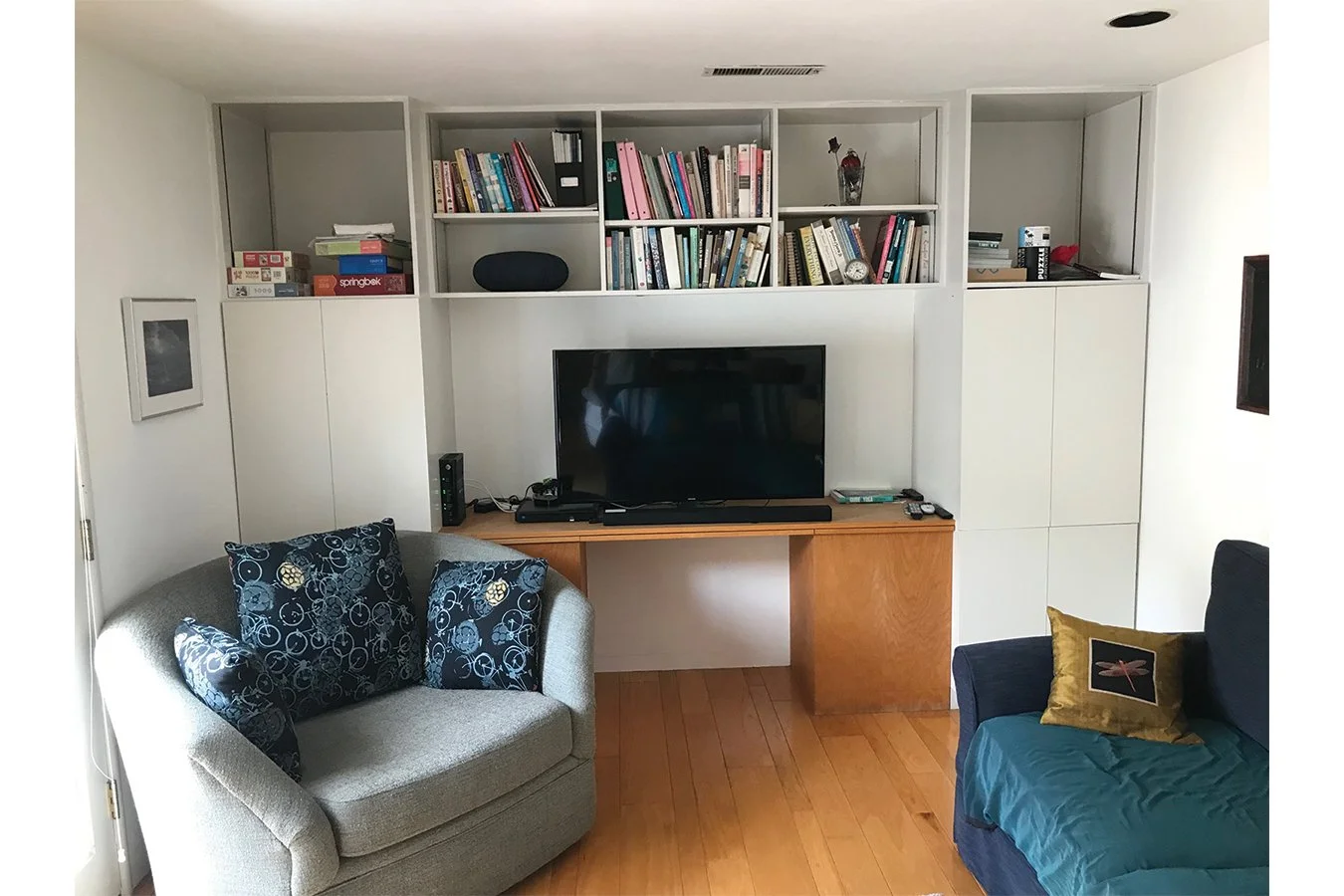Living/family room before remodel, built-in shelving and TV alcove