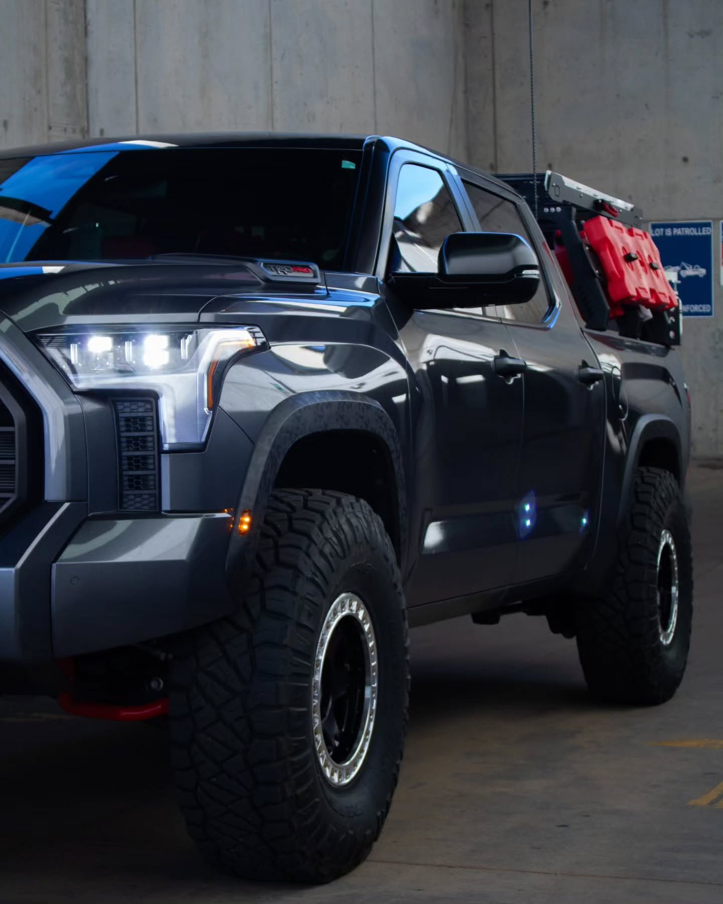 Some incredible work on the UOC rig done by @gooch_offroad 

A massive thanks to 

@westcott_designs
@kmcwheels 
@nittotire 

For making it possible!

And no, it doesn't rub 😉

#toyota
#toyotagram
#toyotatundra
#tundra
#tundrapro
#trdpro
#trdprolife