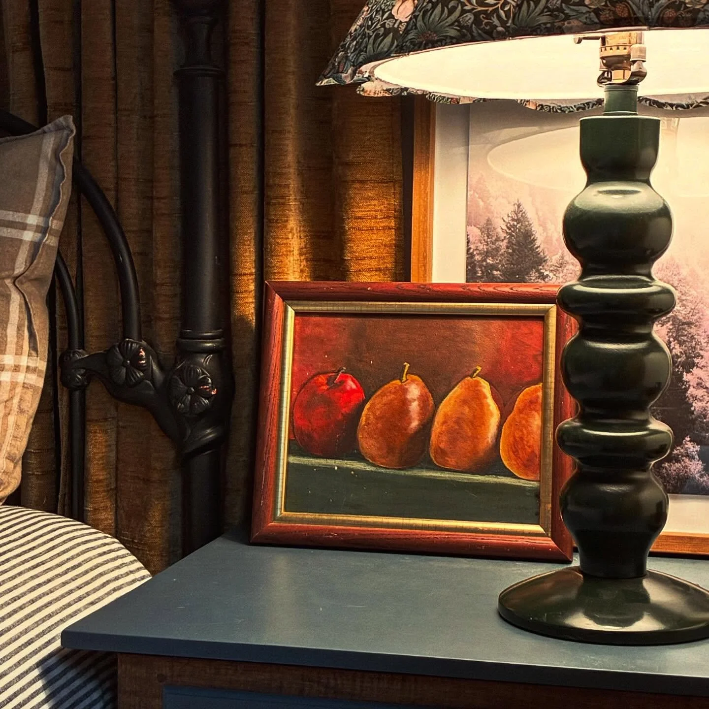 Found bed. 

Found nightstands. Repainted, restained, new hardware.

Vintage still life. 

Lamps and soft goods are the only things that came new.

This is how a room gets made. #mododesignlab