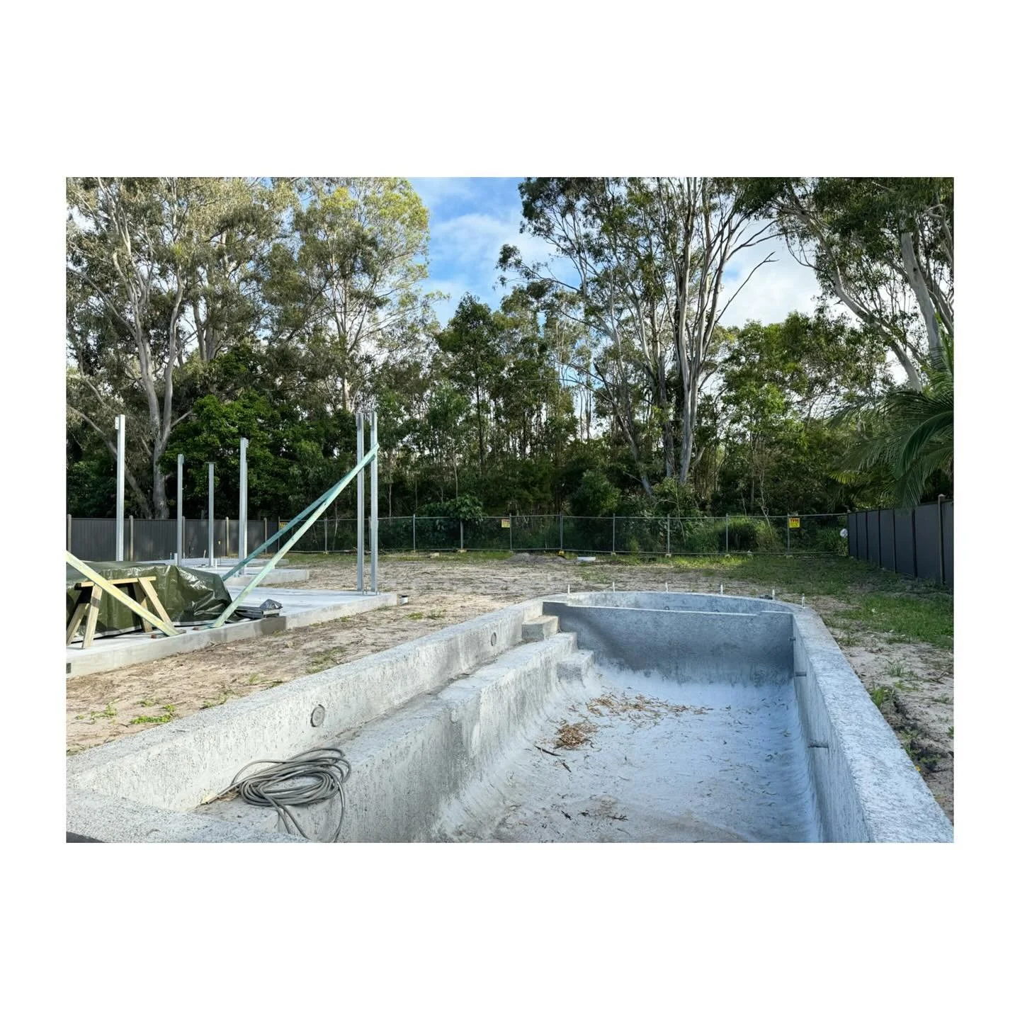 🤍 site visit for #projectwilllow 
pool in ✔️ slab down ✔️ frame starting to take shape + what a outlook 🙌🏼 @alykbuilding