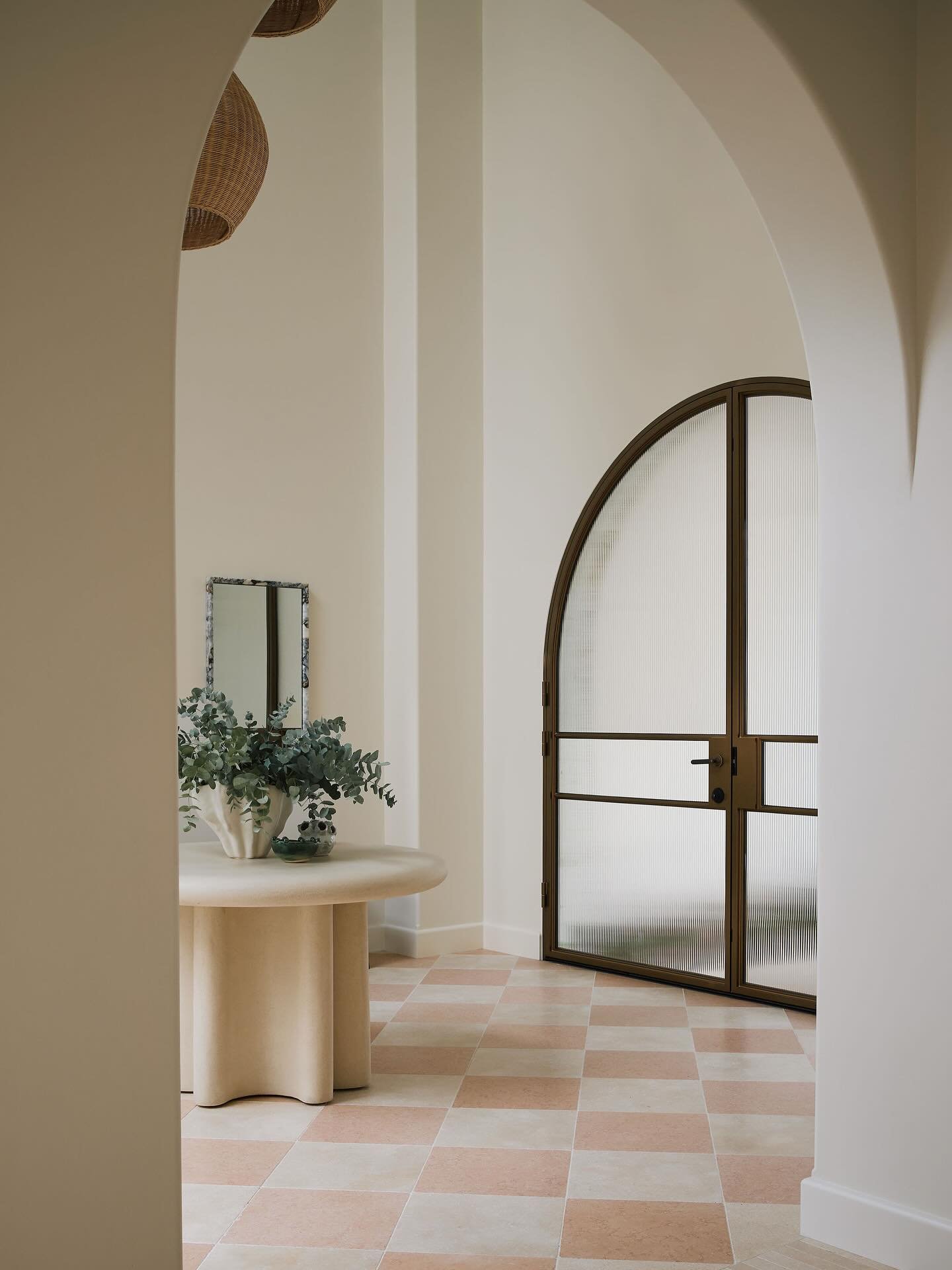 R E L A X E D  S O P H I S T I C A T I O N |  the new language of luxury - quiet, considered, timeless @tennysonanddaley 

Beautifully brought to life by @alykbuilding + shot by @andymacpherson.studio 🤍 Architecture by @nathanbrowndesigns + interior