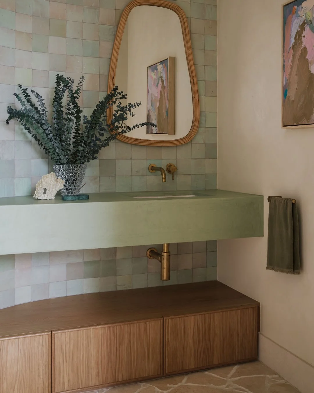 A powder room to remember 🤍 soft curves, considered details + a palette borrowed straight from the homes stunning coastal location - between beach and National Park 

Interior design + styling: @tennysonanddaley 
Build: @alykbuilding 
Images: @alykb