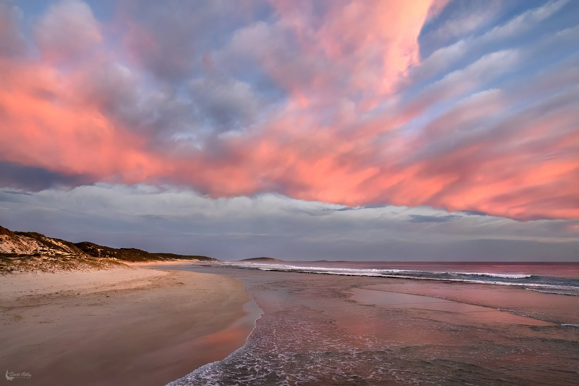 A stunning pink sunset at 11 Mile Beach. (11MB03)
