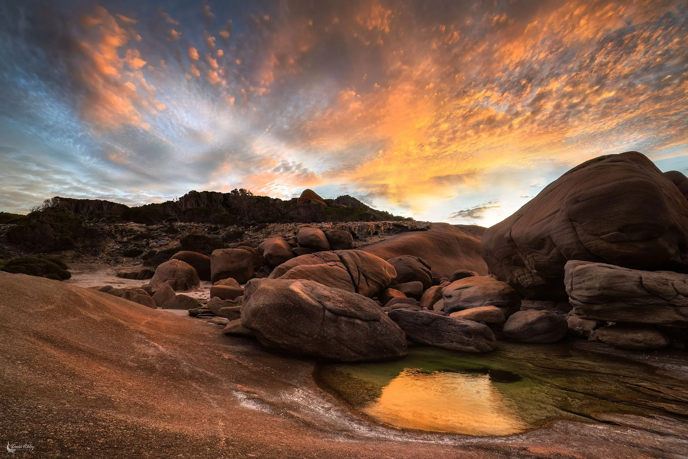 Rocky outcrop between Twilight Beach and Picnic Cove (TB09)