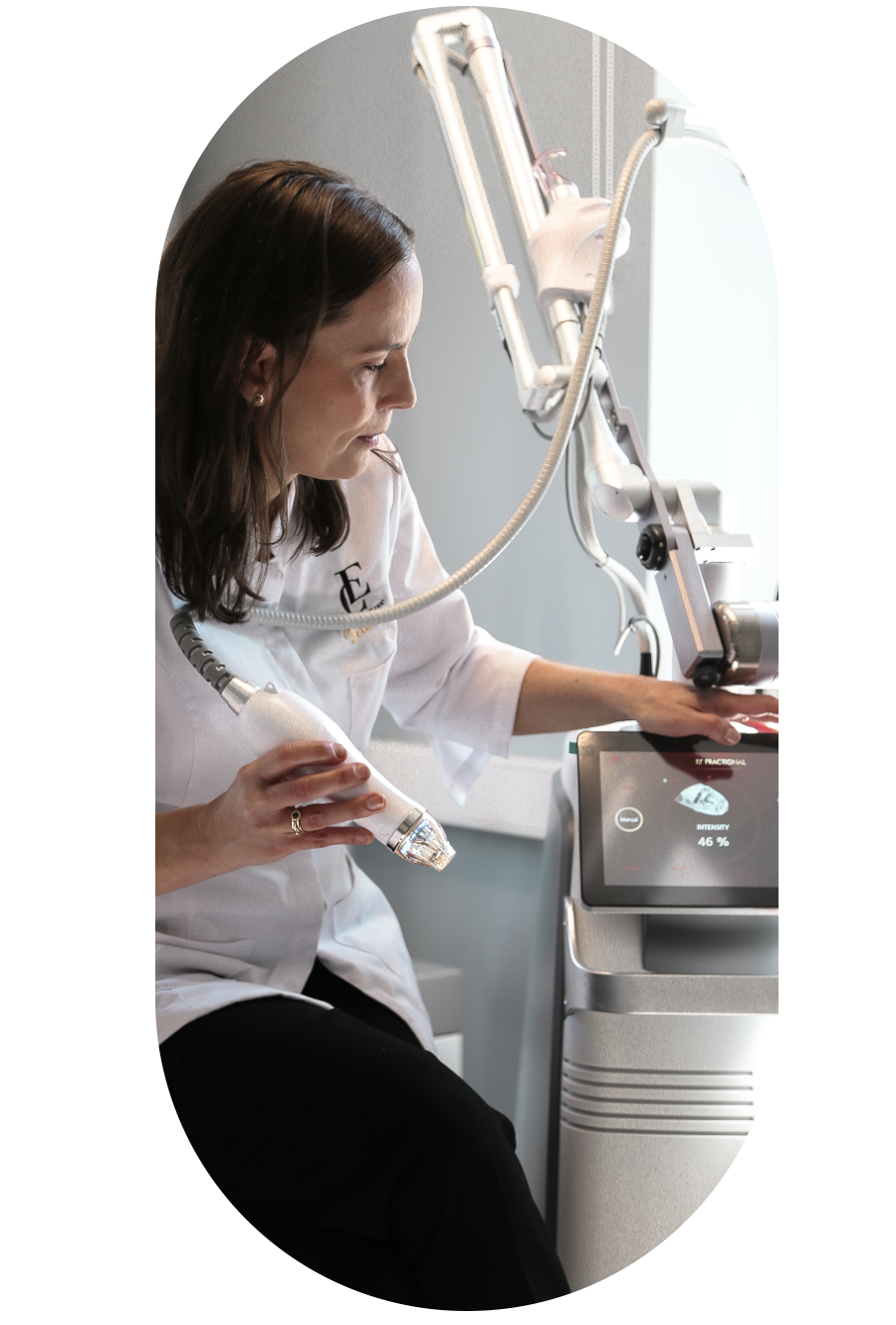 En kvinna som använder ett medicinskt laserutrustning på en klinik.