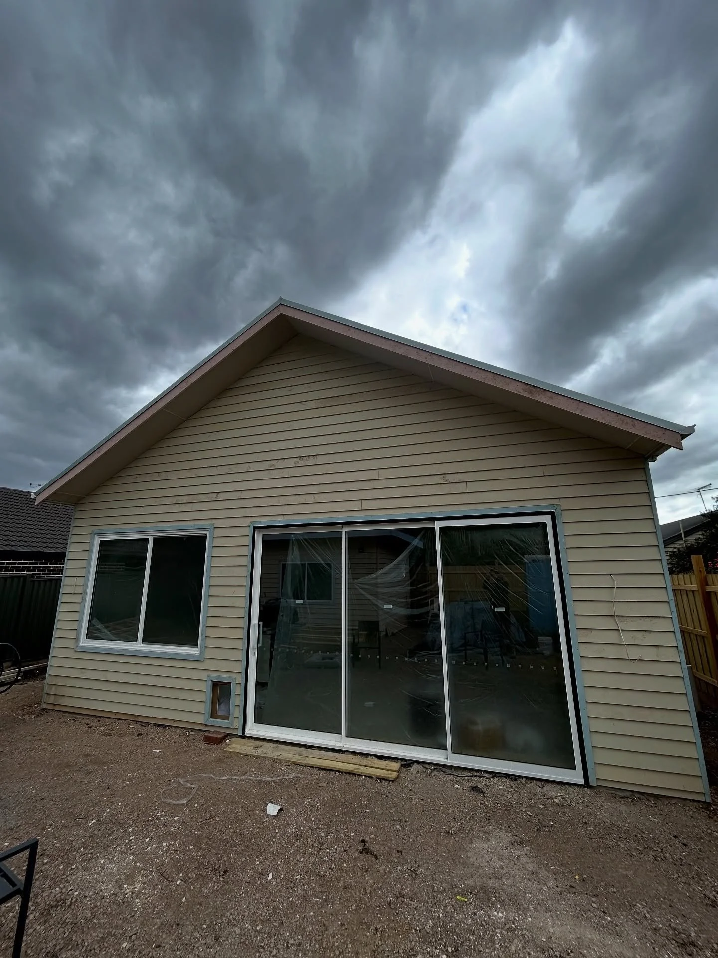 Recent lock up on this extension and studio for the boys at @markshomes_ 

Fresh new look James Hardie Linea weatherboards with picture-framed windows, new fascia, and crisp eaves. The boys smashed this one out in 1 week and it&rsquo;s come up an abs
