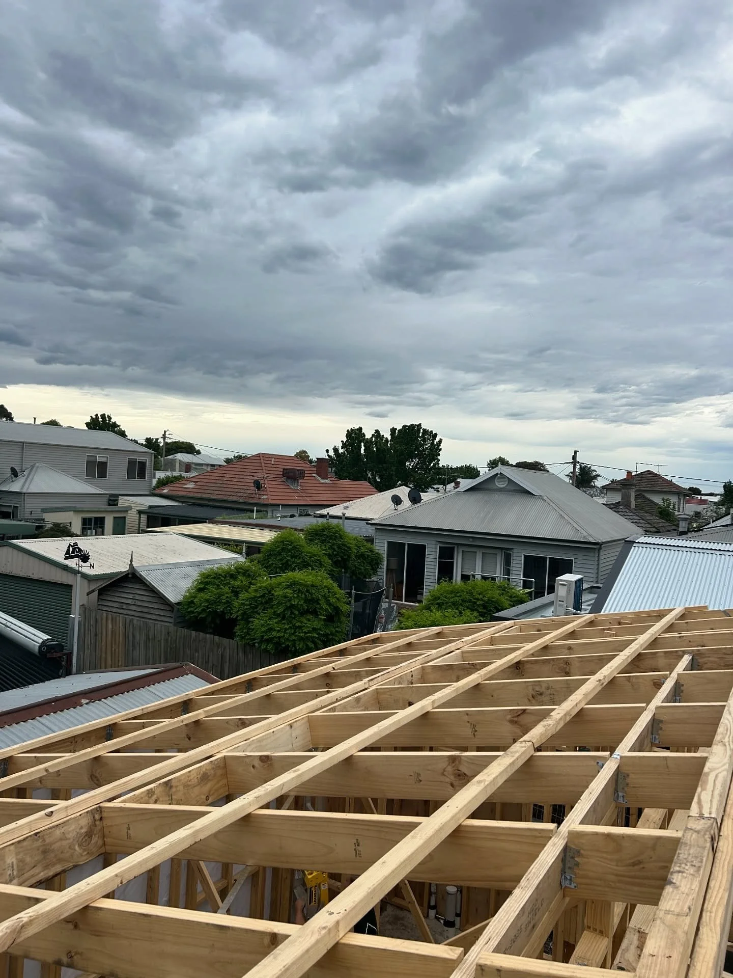 Another frame complete ✅ 

This custom home office and double garage project - featuring twin skillion roofs with highlight windows was good fun. Now it&rsquo;s time for the roof to go on before we come back for the external lock up! 

#hicklinghomes