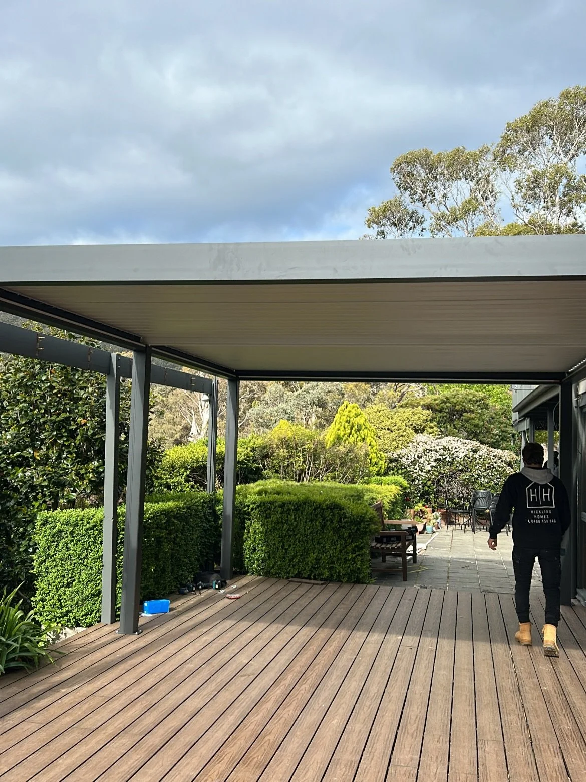 Swipe across to see this pergola transformation! 

We removed the existing pergola and installed a new Pergolux motorised louvre system, transforming this Mount Macedon backyard into a functional outdoor living area our clients can enjoy all year rou