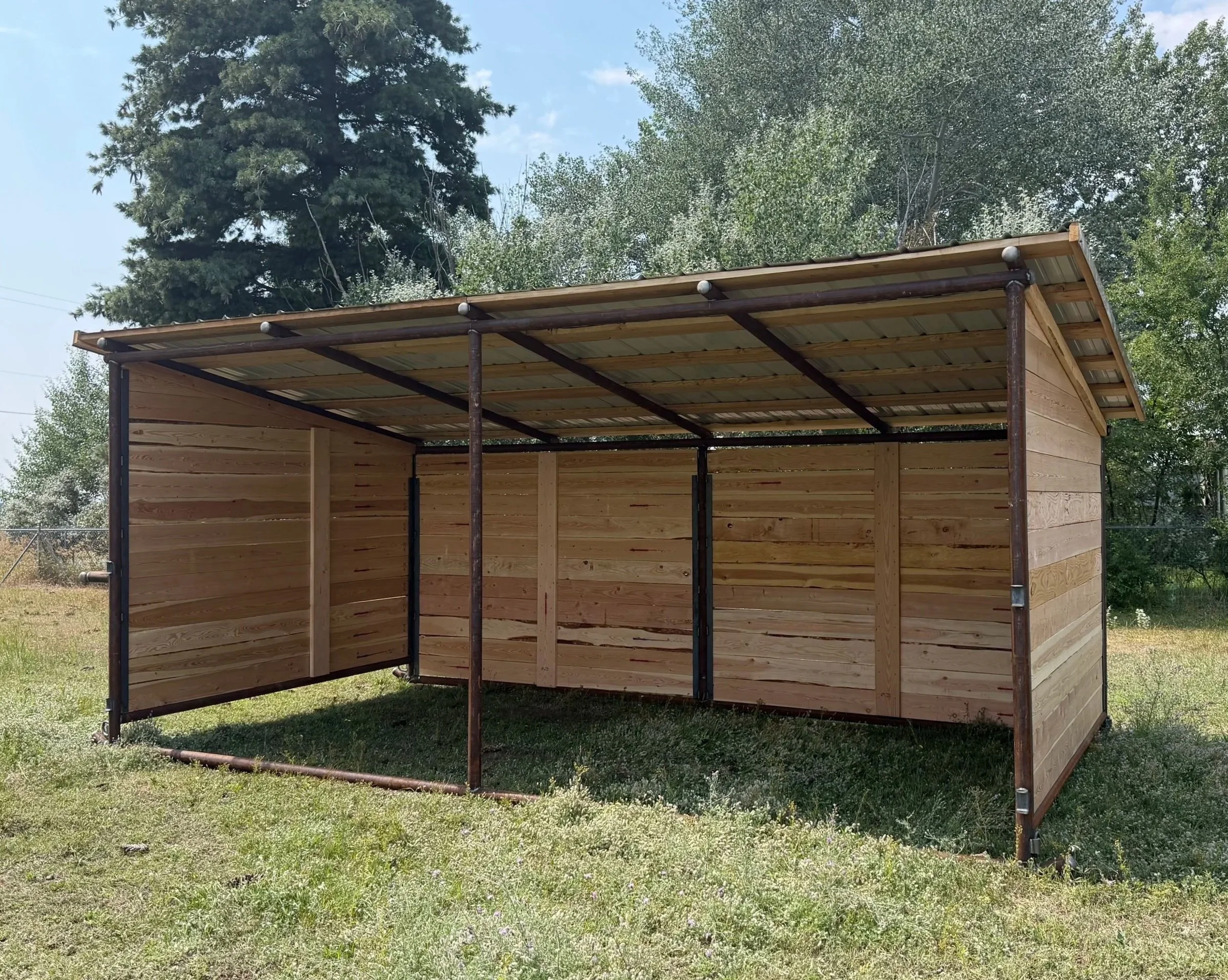 Loafing shed
